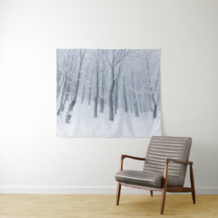 Schneebedeckter gefrorener Wald im Winter Wandteppich