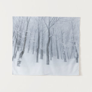 Schneebedeckter gefrorener Wald im Winter Wandteppich