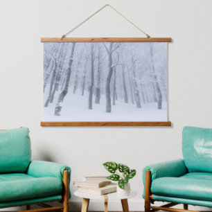 Schneebedeckter gefrorener Wald im Winter Wandteppich Mit Holzrahmen