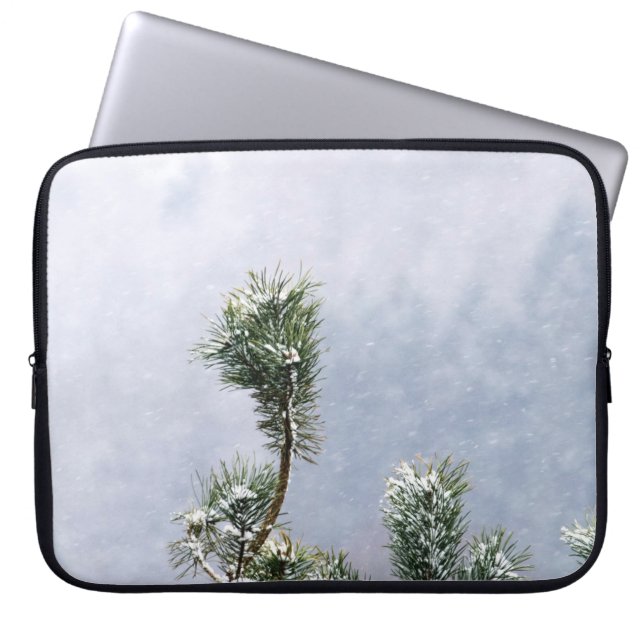 SCHNEEBEDECKTER GRÜNER LAUBBAUM LAPTOPSCHUTZHÜLLE (Vorderseite)