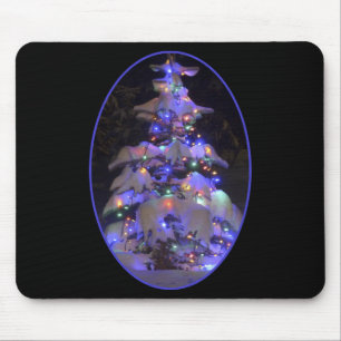 Schneebedeckter, hellblauer Weihnachtsbaum Mousepad