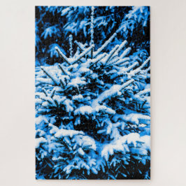 Schneebedeckter junger Spruce-Baum