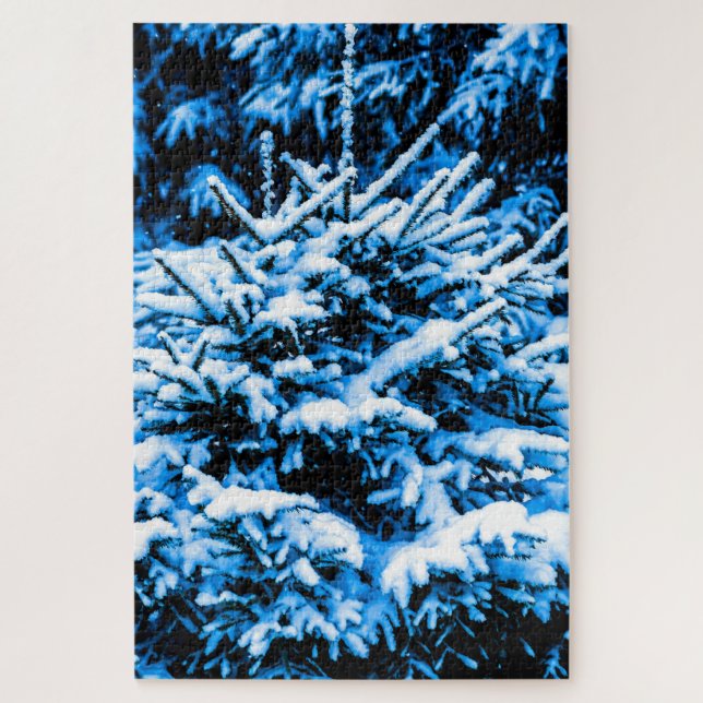 Schneebedeckter junger Spruce-Baum (Vertikal)