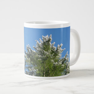 Schneebedeckter Kiefernbaum auf blauem Himmel Jumbo-Tasse