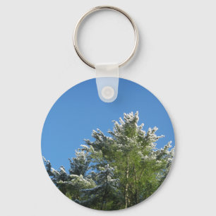 Schneebedeckter Kiefernbaum auf blauem Himmel Schlüsselanhänger