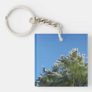 Schneebedeckter Kiefernbaum auf blauem Himmel Schlüsselanhänger