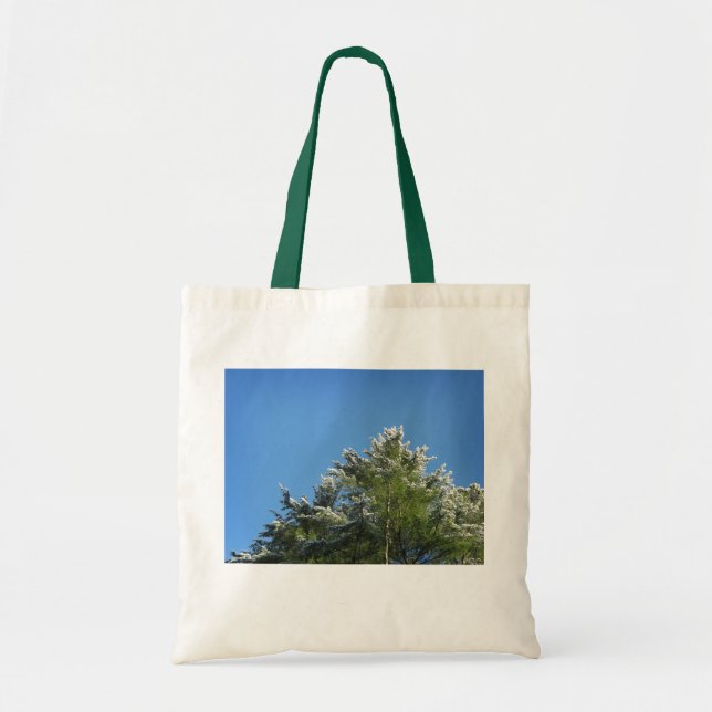Schneebedeckter Kiefernbaum auf blauem Himmel Tragetasche (Vorne)