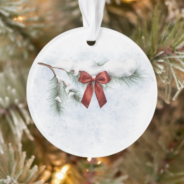 schneebedeckter Kiefernzweig mit festlichem rotem  Ornament (Baum)