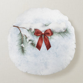 schneebedeckter Kiefernzweig mit festlichem rotem  Rundes Kissen