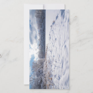 Schneebedeckter Teich und Wälder in Salem Hills