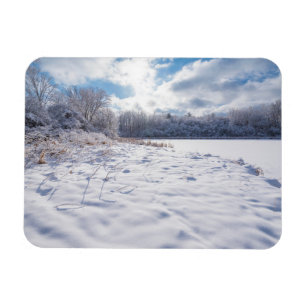 Schneebedeckter Teich und Wälder in Salem Hills Magnet