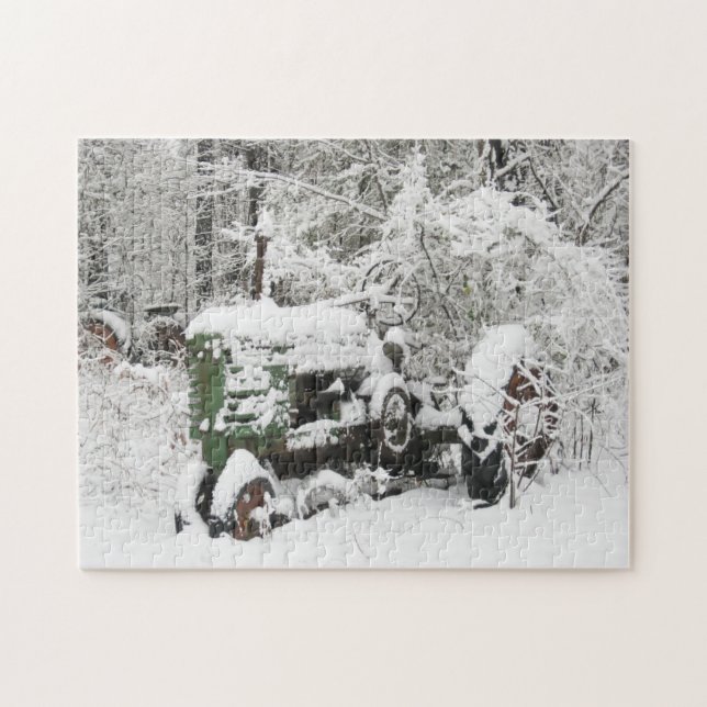 Schneebedeckter Traktor Parkplatz bei Wäldern (Horizontal)