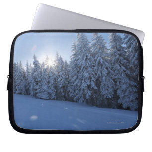 schneebedeckter Wald im Berg Laptopschutzhülle