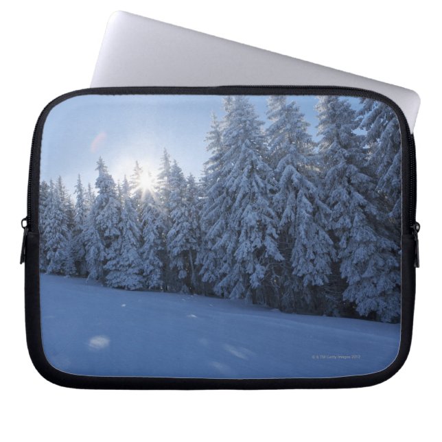 schneebedeckter Wald im Berg Laptopschutzhülle (Vorderseite)