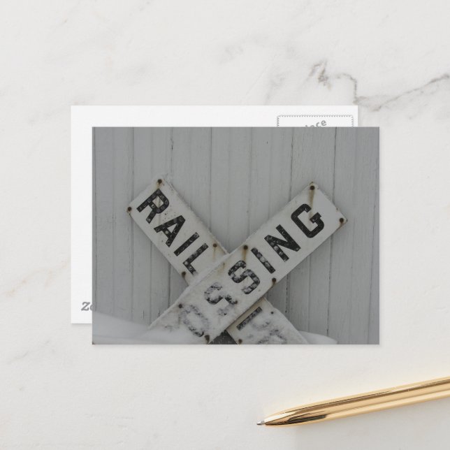 Schneebedecktes Bahnübergangszeichen Postkarte (Vorderseite/Rückseite Beispiel)