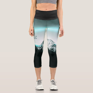 Schneeberg mysteriös blaues Neonlicht-Monogramm Capri Leggings