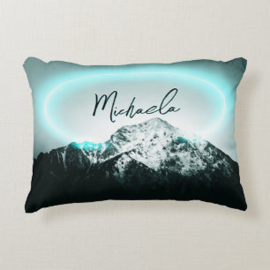 Schneeberg mysteriös blaues Neonlicht-Monogramm Dekokissen
