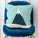 Schneeberg Skandinavier Winter Minimalistisch Blue Kissen<br><div class="desc">Einfaches,  stilvolles Schneebergkissen mit einer angesagten grafischen Darstellung eines Berges in marineblau,  einem weißen schneebedeckten Gipfel und einem hellblauen Himmelshintergrund in einem minimalistischen skandinavischen Design-Stil.</div>