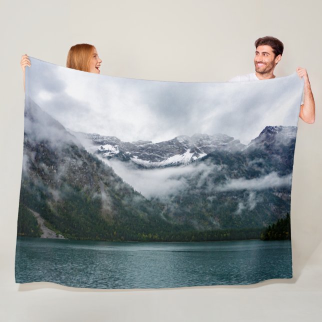 Schneeberge im Nebel am Plansee Fleecedecke (Beispiel)