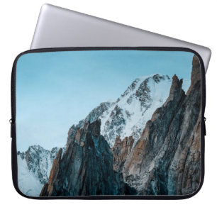 SCHNEEBERGE WÄHREND DES TAGES LAPTOPSCHUTZHÜLLE