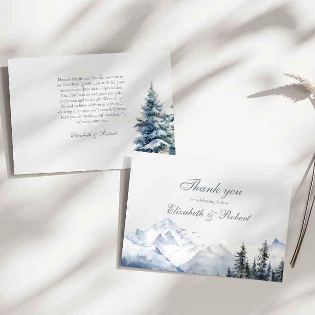 Schneebergwerk & Pinienbäume Hochzeit Dankeskarte (Snowy Mountain & Pine Trees Wedding Thank You Card on a sunny white table.)