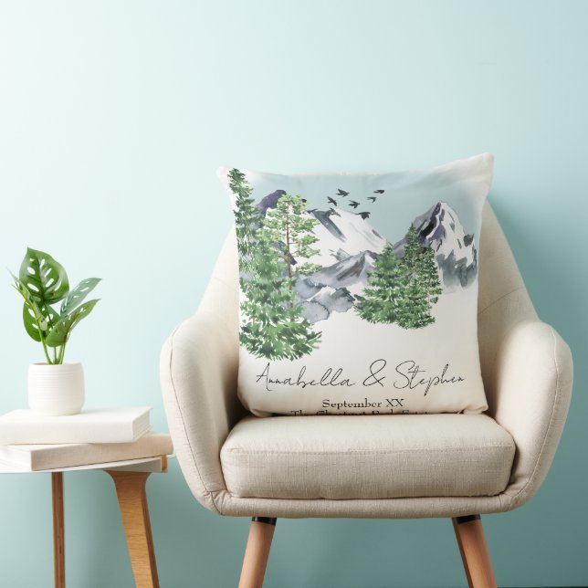 Schneebewaldete Landschaft mit Pinienwäldern Kissen (Stuhl )