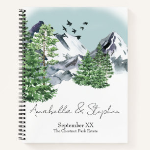 Schneebewaldete Landschaft mit Pinienwäldern Notizbuch