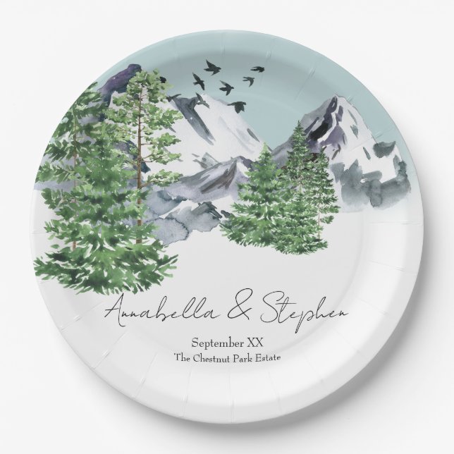 Schneebewaldete Landschaft mit Pinienwäldern Pappteller (Vorderseite)