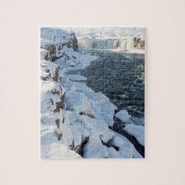 Schneedeckter Godafoss-Wasserfall (Vertikal)