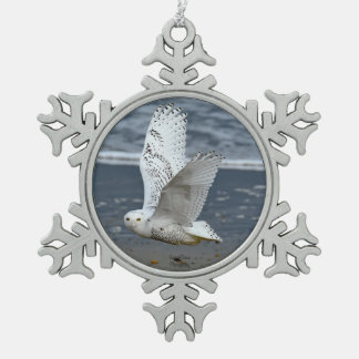 Schneeeule am Strand Schneeflocken Zinn-Ornament