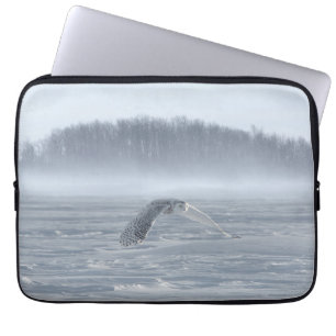 Schneeeule fliegt im Winter Laptopschutzhülle