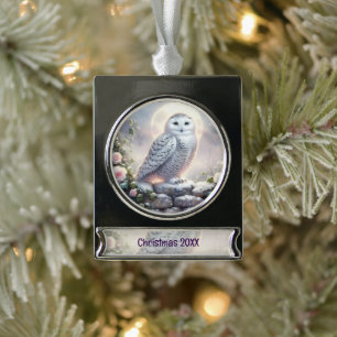 Schneeeule im mondbeschienenen Wintergarten Banner-Ornament Silber