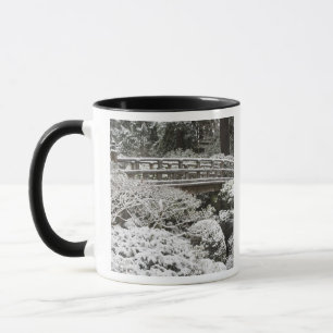 Schneefall im Portland Japanese Garden, Tasse