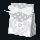 Schneeflocke Geschenkschachtel<br><div class="desc">Im Winter fallen diese weißen Schneeflocken auf meine imaginäre Welt. Sie haben 7 Zweige,  weiche Grautöne und weiche Weißtöne und Rhinestone im Inneren. Für alle,  die Lieben glitzernde weiße und schneebedeckte Ferien.</div>