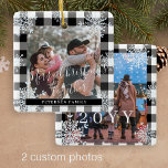 Schneeflocken 2 Foto personalisiert Keramikornament<br><div class="desc">Rustikales Bauernhaus elegante Winter Schwarz-Weiß kariert Gingham Buffalo Karo Familie Sake Muster Baum Schmuck Vorlage mit funkelnden Schneeflocken Rahmen.                       Einfach mit Ihren 2 Fotos,  Textskripten,  Familiennamen und Jahr personalisieren!</div>