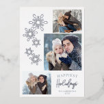 Schneeflocken 3 Fotos Froher Urlaub Silber Folien Feiertagskarte<br><div class="desc">Diese moderne Weihnachtskarte mit 3 Fotos ist mit echten Silberfolienschneeflocken bestückt. Der Gruß "Happiest Holidays" ist eine Mischung aus geschwungenen und eleganten handgeschriebenen Texten. Personalisieren Sie mit Ihren Fotos,  Name und Jahr Ihrer Familie.</div>