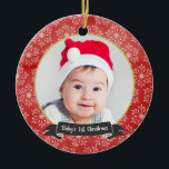 Schneeflocken am Roten Foto Keramikornament<br><div class="desc">Feine weiße Schneeflocken auf rotem Hintergrund.  Circle Foto in der Mitte gerahmt in Gold.  Einfach anzupassen,  um einen besonderen Sake von Baby's 1. Weihnachten zu schaffen!  Bitte ersetzen Sie das Template-Foto vor dem Kauf.</div>
