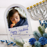Schneeflocken Arch Foto Happy Hanukkah Gruß Acryleinladungen<br><div class="desc">Ein schlichtes und elegantes Design, das den Geist der Saison einfängt - diese klare Acrylgrusskarte bietet zarte, festliche Schneeflocken, die über die Oberfläche verteilt sind und einen leichten und winterlichen Charme schaffen. In der Mitte umrahmt ein gewölbtes Foto den gepflegten Urlaubskomfort Ihrer Familie, der die einzigartige Silhouette der Gewölbedecke perfekt...</div>
