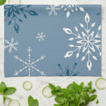 Schneeflocken auf blauem Hintergrund Küchentuch<br><div class="desc">Weiße und dunkelblaue Schneeflocken schmücken dieses blaue Geschirrtuch. Eine schöne Ergänzung zu Ihrer Weihnachtsküche oder in einem inspirierten Geschenkkorb in der Küche. Das Blau und Weiß ist auch für Hanukkah sehr schön. Ein schönes Handtuch,  das in der Küche als Küchentuch oder als Dekorationsstück hart für Sie arbeitet.</div>