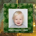 Schneeflocken auf grünem Foto Keramikornament<br><div class="desc">Ihr Lieblingsstift wird auf einer quadratischen Keramik mit goldenen Schneeflocken auf grüner,  verschwommener Beleuchtung Weihnachtsuntergrund präsentiert. Laden Sie Ihr eigenes Bild hoch,  um Weihnachtsbaumschmuck für sich selbst zu kreieren oder geben Sie als Geschenk an Familie,  Freunde,  Eltern und Großeltern! MEHR Materialien,  Formen und DESIGNS in unserem Geschäft.</div>