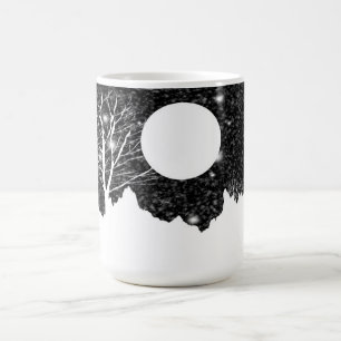 Schneeflocken auf mondbeleuchteten Tasse