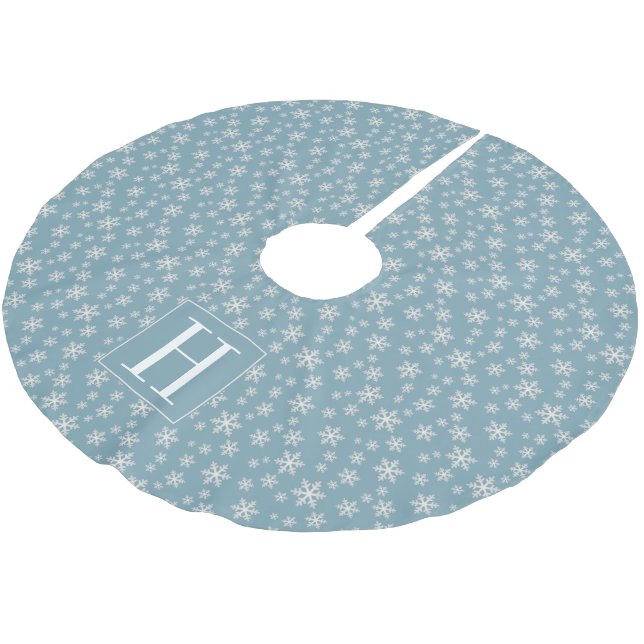 Schneeflocken auf Pulverblau mit Monogramm Polyester Weihnachtsbaumdecke (Schrägansicht)
