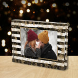 Schneeflocken auf Schwarz-weißen Streifen Fotoblock<br><div class="desc">Goldschneeflocken und Punkte auf schwarz-weißen Streifen markieren Ihr LieblingsFoto auf diesem Acrylklotz aus Foto. Gut als Geschenk oder um Ihr Lieblings-Foto in Ihrer eigenen Zuhause zu zeigen. *VERTIKALES Layout für Sie in unserem Shop.</div>