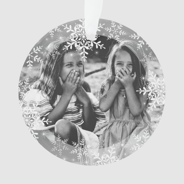 Schneeflocken auf Weihnachtsschmuck im Foto Ornament (Vorderseite)