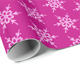 Schneeflocken, blassrosa Kristalle auf Magenta Geschenkpapier