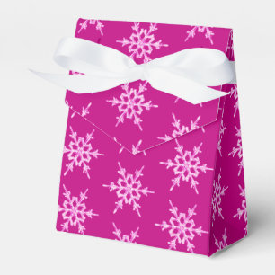 Schneeflocken, blassrosa Kristalle auf Magenta Geschenkschachtel