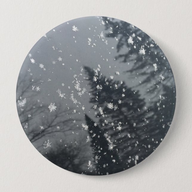 Schneeflocken fallen auf Bäume Button (Vorderseite)