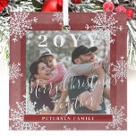 Schneeflocken-Foto personalisiert Ornament Aus Glas<br><div class="desc">Rustikale,  elegante Winterschnee rot und weiß Familie Sake Baum-Schmuck-Vorlage mit fallendem Schneeflocken Rahmen.                       Einfach mit Ihrem benutzerdefinierten Foto,  Textskript,  Familiennamen und Jahr personalisieren!</div>