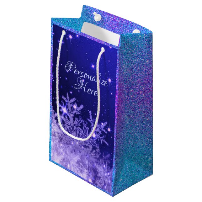 Schneeflocken funkeln lila weißer Glitzer-Look Kleine Geschenktüte (Vorderseite Schrägansicht)
