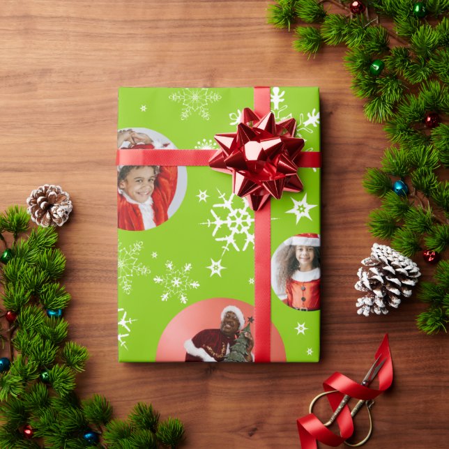 Schneeflocken-grünes Muster Weihnachtsfamilie Foto Geschenkpapier (Feiertagsgeschenk)